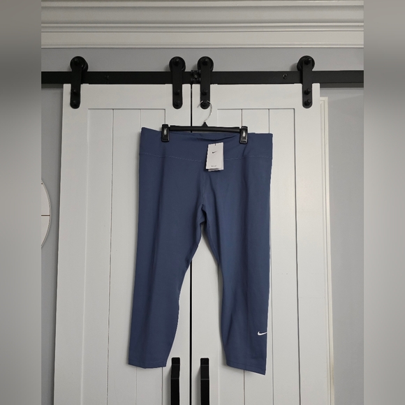 Nike Women's One Mid-Rise Cropped Leggings. NEW! - Picture 1 of 10